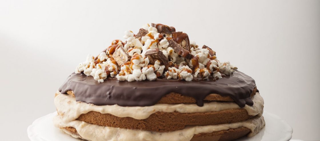 Tort bananowo-czekoladowy z popcornem, snickersami i solonym karmelem