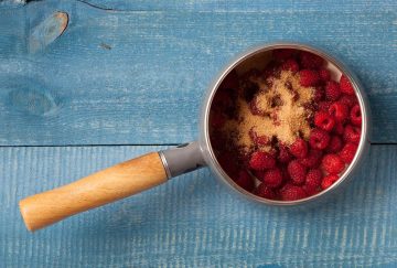 Krok po kroku: jak zrobić sos z sezonowych owoców?