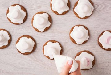 Krok po kroku: Pierniczki z bałwankami marshmallows