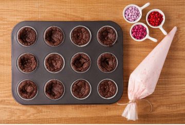 Babeczki brownie z różowym kremem i piegami