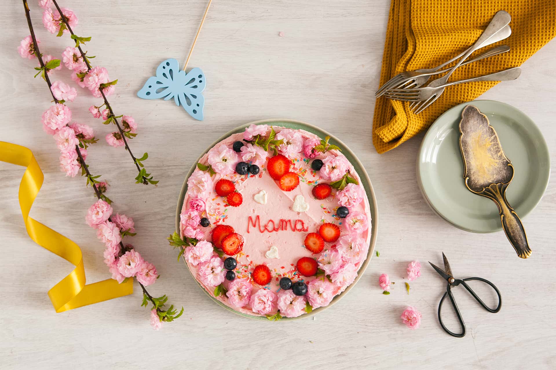 Dekorowanie tortu na Dzień Matki